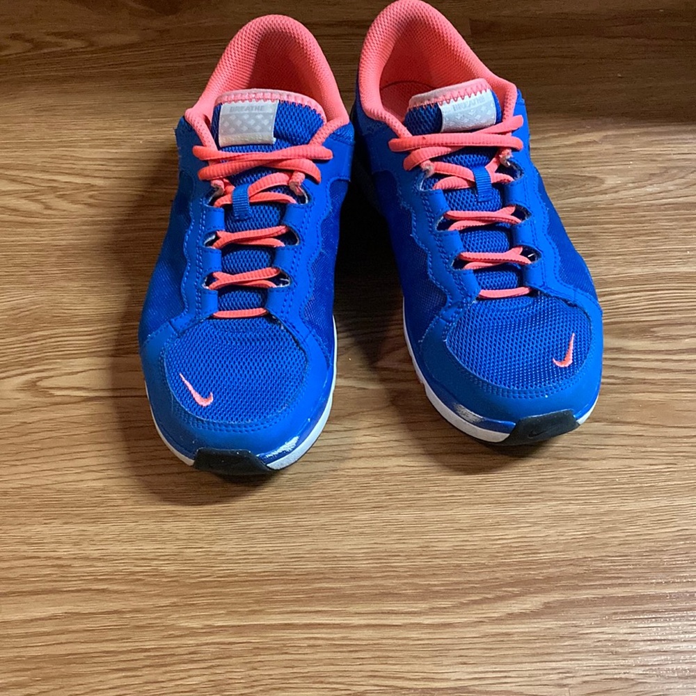 Nike tennis shoes